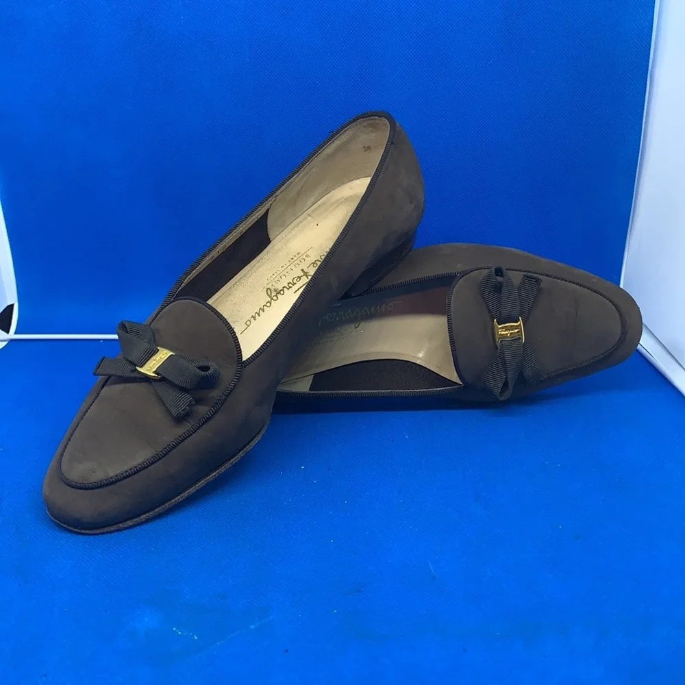 Salvatore Ferragamo Brown suede with gold hardware ‎ bow 6C